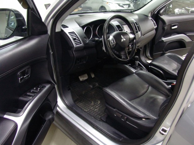 Автомобиль Mitsubishi, Mitsubishi Outlander, 2010 года, Вариатор, пробег 130150 км